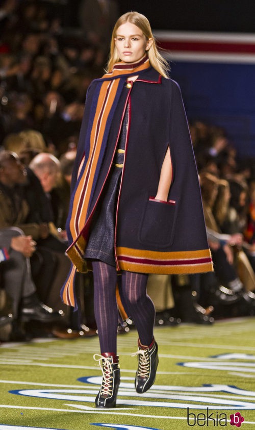 Vestido y capa en azul marino de Tommy Hilfiger en Nueva York Fashion Week