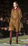 Abrigo color camel con cuello en rojo de Tommy Hilfiger en Nueva york Fashion Week
