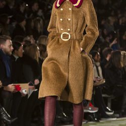 Abrigo color camel con cuello en rojo de Tommy Hilfiger en Nueva york Fashion Week
