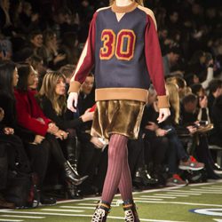 Falda de pelo y sudadera 'sport' de Tommy Hilfiger en Nueva York Fashion Week