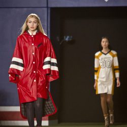 Gigi Hadid desfilando para Tommy Hilfiger con un abrigo XL en Nueva York Fashion Week