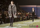 Abrigo de pelo en gris de Tommy Hilfiger en Nueva York Fashion Week 