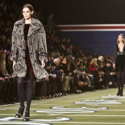 Abrigo de pelo en gris de Tommy Hilfiger en Nueva York Fashion Week 