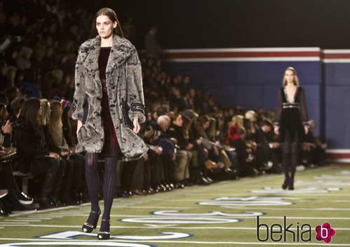 Abrigo de pelo en gris de Tommy Hilfiger en Nueva York Fashion Week 