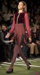 Falda plisada y detalles de tercipelo de Tommy Hilfiger en Nueva York Fashion Week