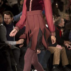 Falda plisada y detalles de tercipelo de Tommy Hilfiger en Nueva York Fashion Week