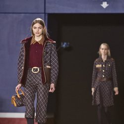 Chaqueta y pantalón con estampados de rombos de Tommy Hilfiger en Nueva York Fashion Week