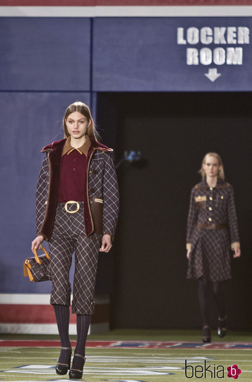 Chaqueta y pantalón con estampados de rombos de Tommy Hilfiger en Nueva York Fashion Week