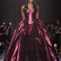 Naomi Campbell cerrando el desfile de Zac Posen en Nueva York Fashion Week otoño/invierno 2015/2016