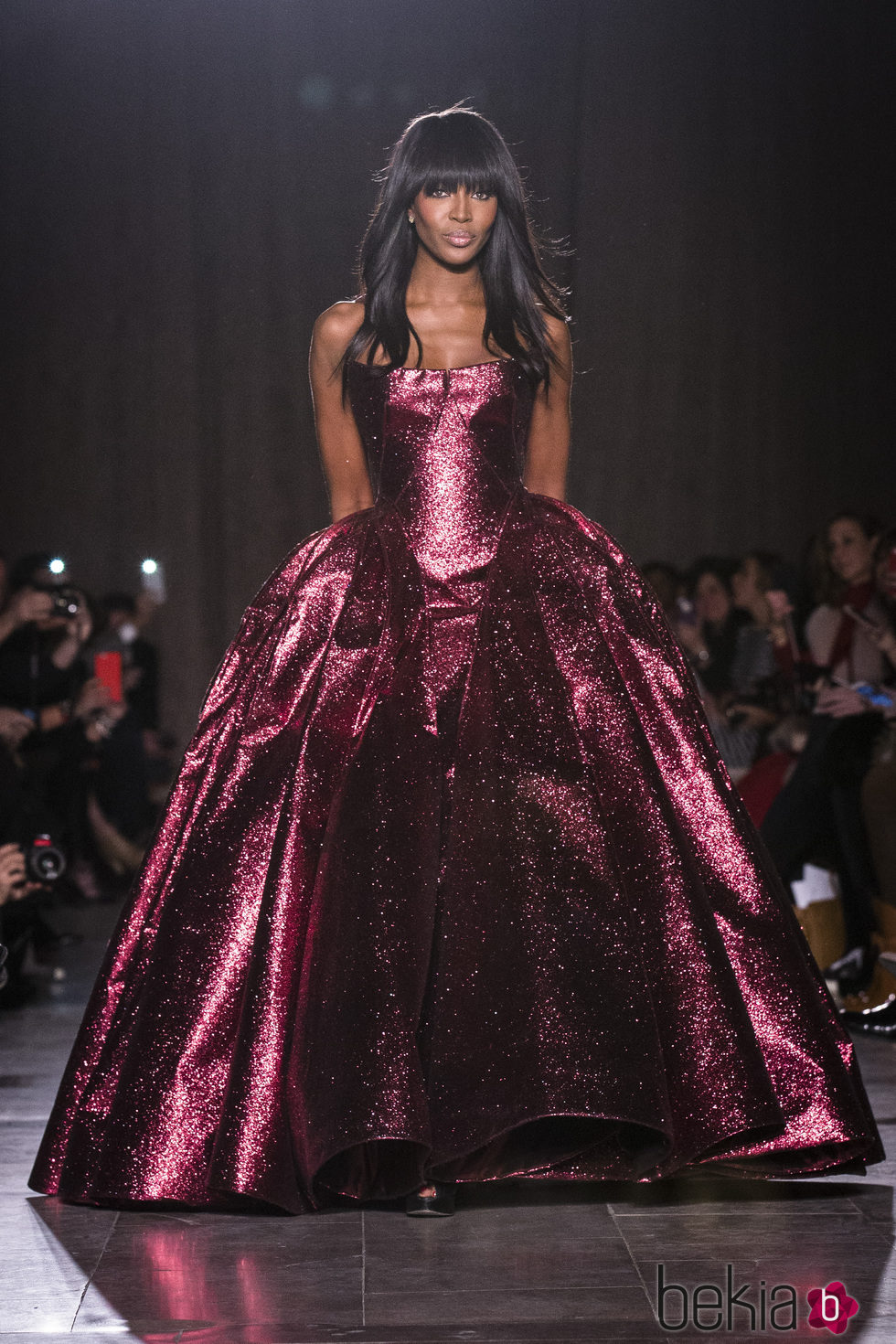 Naomi Campbell cerrando el desfile de Zac Posen en Nueva York Fashion Week otoño/invierno 2015/2016