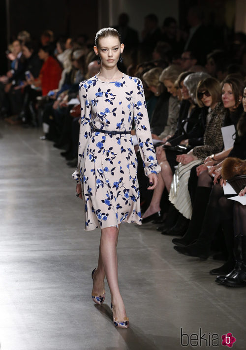 Vestido con flores de la colección otoño/invierno 2015/2015 de Oscar de la Renta en Nueva York Fashion Week