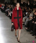 Abrigo rojo de la colección otoño/invierno 2015/2015 de Oscar de la Renta en Nueva York Fashion Week