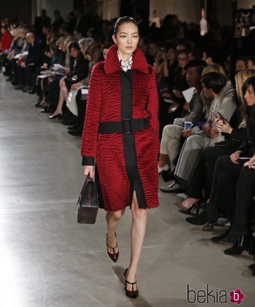 Abrigo rojo de la colección otoño/invierno 2015/2015 de Oscar de la Renta en Nueva York Fashion Week