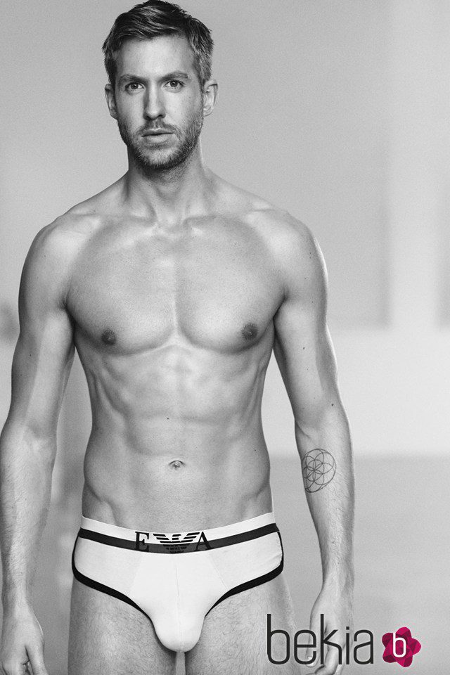 Calvin Harris con slips blancos de la colección primavera/verano 2015 de Emporio Armani