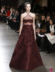 Vestido burdeos de la colección otoño/invierno 2015/2015 de Oscar de la Renta en Nueva York Fashion Week