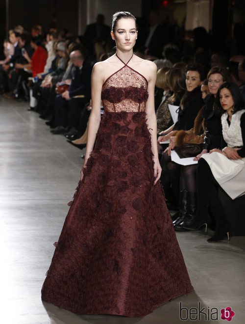 Vestido burdeos de la colección otoño/invierno 2015/2015 de Oscar de la Renta en Nueva York Fashion Week