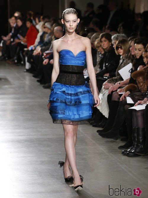 Vestido azul corto de la colección otoño/invierno 2015/2015 de Oscar de la Renta en Nueva York Fashion Week