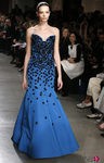 Vestido azul largo de la colección otoño/invierno 2015/2015 de Oscar de la Renta en Nueva York Fashion Week