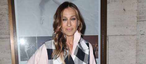 Sarah Jessica Parker con un abrigo de cuadros en el front row de Nueva York Fashion Week