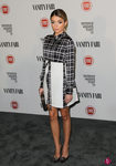 Sarah Hyland con un vestido de cuerpo de cuadros