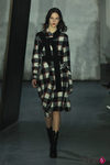 Abrigo de cuadros en el desfile de Phillip Lim en Nueva York Fashion Week otoño/invierno 2015/2016
