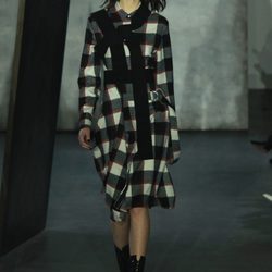 Abrigo de cuadros en el desfile de Phillip Lim en Nueva York Fashion Week otoño/invierno 2015/2016