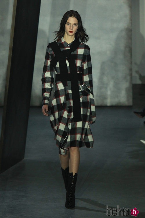 Abrigo de cuadros en el desfile de Phillip Lim en Nueva York Fashion Week otoño/invierno 2015/2016