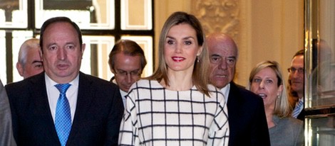La Reina Letizia con un jersey de cuadros de Designer Remix