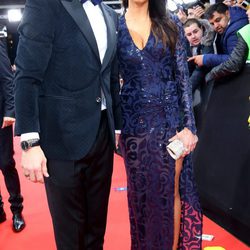 Pilar Rubio con un vestido de corte sirena de color azul metálico con una gran apertura lateral
