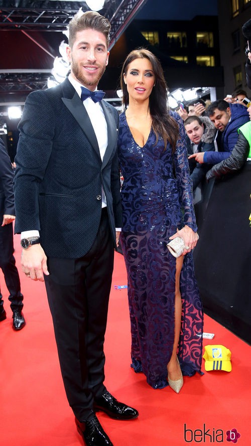 Pilar Rubio con un vestido de corte sirena de color azul metálico con una gran apertura lateral