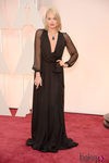 Margot Robbie posa en la alfombra roja con un vestido de Yves Saint Laurent