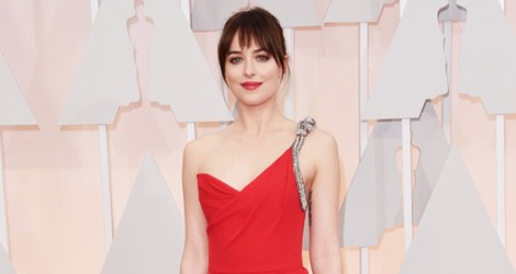 Dakota Johnson posa en la alfombra roja de los Oscar con un diseño de Yves Saint Laurent
