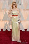 Nicole Kidman posa en la alfombra roja con un vestido dorado de Louis Vuitton