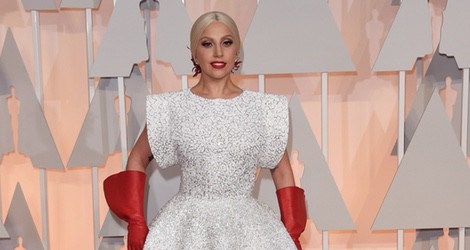 Lady Gaga sorprendió en la alfombra roja con un curioso diseño de Azzedine Alaïa