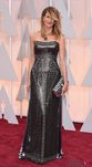 Laura Dern posa en la alfombra roja con un vestido plateado de Alberta Ferretti