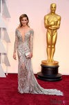 Katie Cassidy posa en la alfombra roja con un diseño de Julien MacDonald