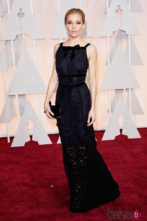 Sienna Miller posa en la alfombra roja con un diseño de OScar de la Renta