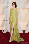 Emma Stone posa en la alfombra roja con un vestido de Chanel