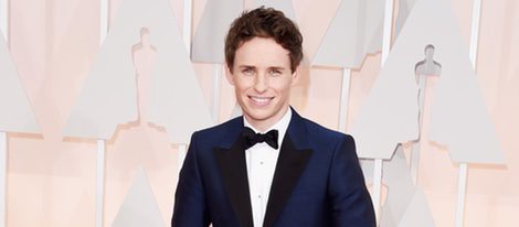 Eddie Redmayne con un esmoquin azul marino en la alfombra roja de los Oscar 2015