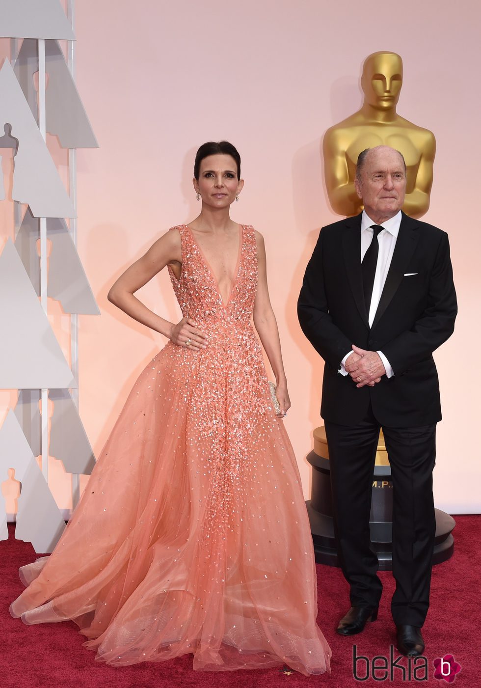 Luciana Duvall con vestido rosado con brillantes en la alfombra roja de los Oscar 2015