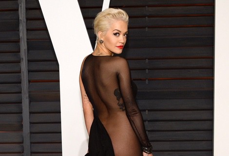 Rita Ora con un vestido de Donna Karan en la fiesta Vanity Fair tras los Oscar 2015
