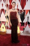 Behati Prinsloo en los Oscar 2015 con un vestido de Armani Privé