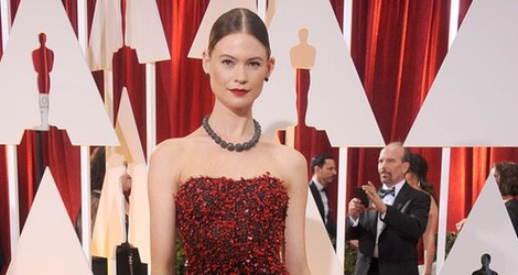 Behati Prinsloo en los Oscar 2015 con un vestido de Armani Privé