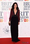 Jessie Ware con un vestido negro y burdeos en los Brit Awards 2015