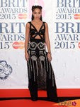 FKA Twigs con un vestido negro brillante en los Brit Awards 2015