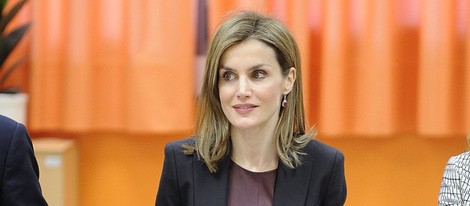 La Reina Letizia con un vestido de Hugo Boss y zapatos de Lodi en una reunión