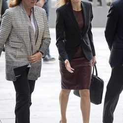 La Reina Letizia con un vestido color marsala de Hugo Boss y zapatos Lodi