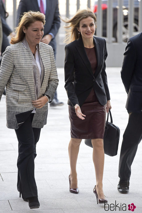 La Reina Letizia con un vestido color marsala de Hugo Boss y zapatos Lodi