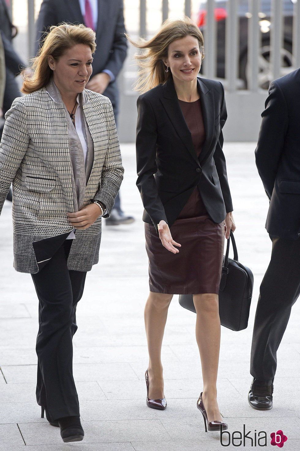 La Reina Letizia con un vestido color marsala de Hugo Boss y zapatos Lodi