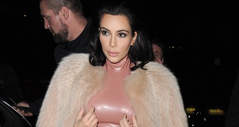 Kim Kardashian con un vestido de látex rosa en una fiesta organizada por Madonna